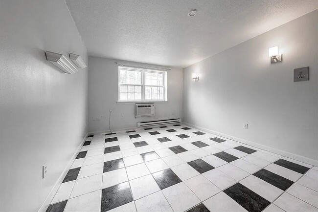 Building Photo - 10 Colonial Village Dr