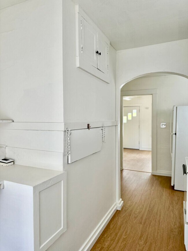 Building Photo - Hard find 1 bdrm, 1 bath Bungalow charmer ...