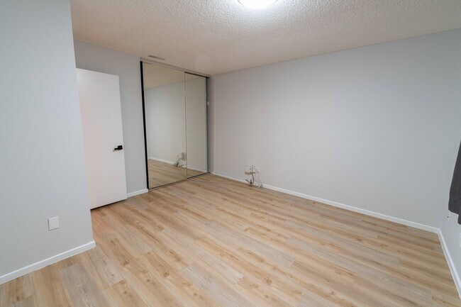 Foto del edificio - Charming 3 Bed 1.5 Bath Townhome in Wood Village!