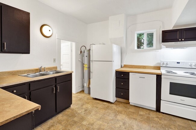 Building Photo - $1,000 Grocery Store Gift Card! 4 Bedroom, 1 bathroom Home in the York neighborhood for Rent!