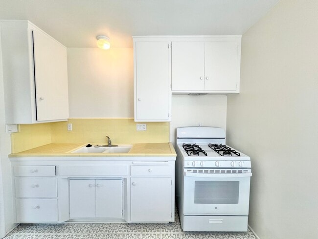 Building Photo - Sun-Filled Belmont Shore Apartment