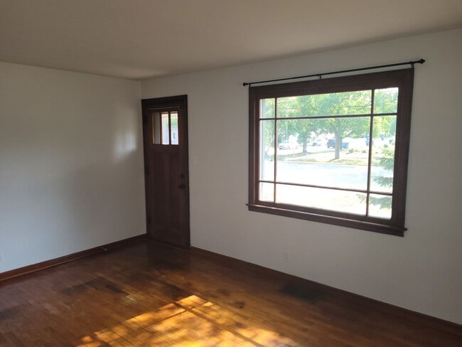 Building Photo - 2-Bedroom/1-Bath, Great Neighborhood