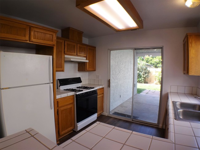 Building Photo - 2193 Huntington Dr