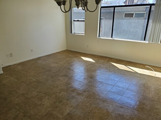 Building Photo - 466 E Palm Ave