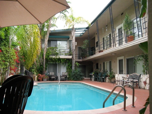 Courtyard - 1550 N Hayworth Ave