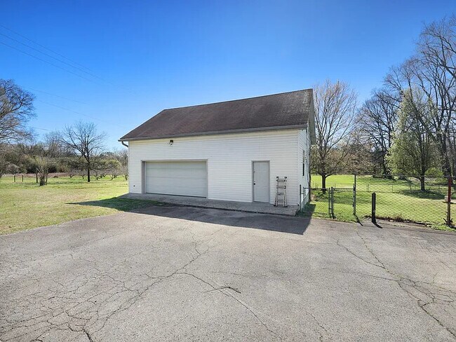 Building Photo - 436 Foothill Dr