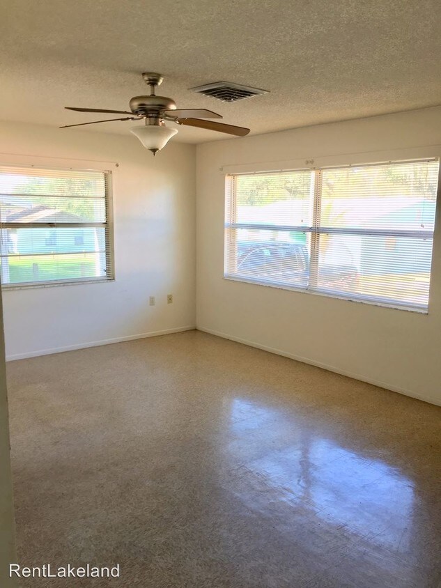 20212021 Tennyson St, Lakeland, FL 33801 Room for Rent in Lakeland