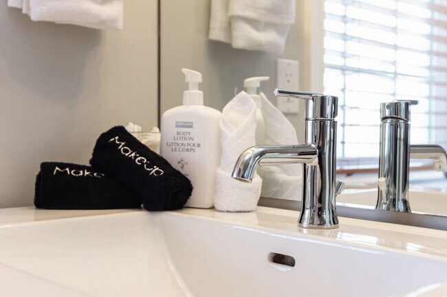 Photo du bâtiment - 12223-12217 17 Ave SW