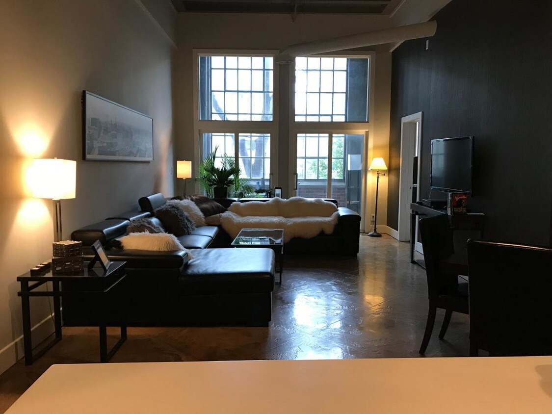 Living Room - 611 N Park Ave