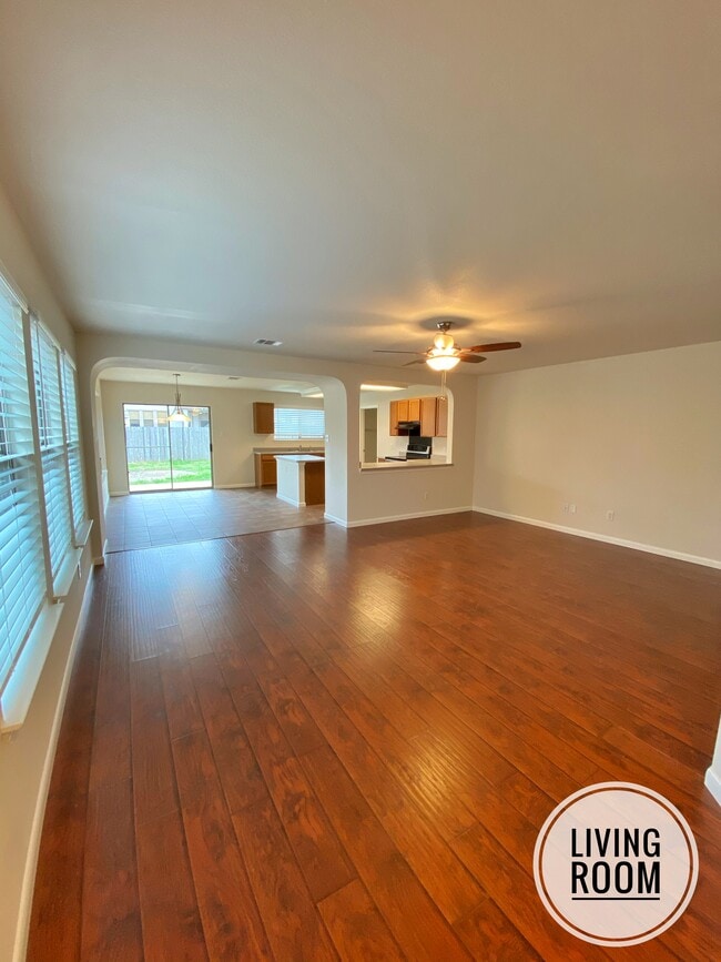 Building Photo - 215 Rim Rock Dr