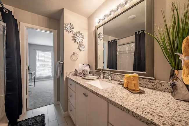 Foto del edificio - 9130 Vogue Ln