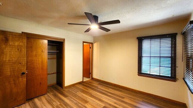 Building Photo - 3 Bed 1.5 Bath in the Coronado Heights 2nd...