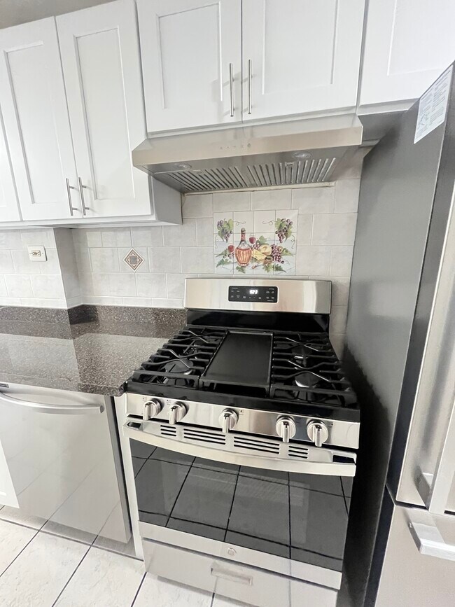 Foto del edificio - 2220 Eastchester Rd