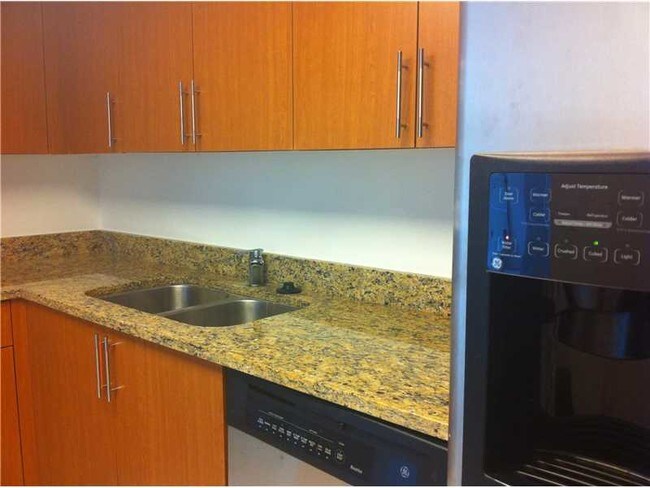 Foto del edificio - 3300 NE 192nd St