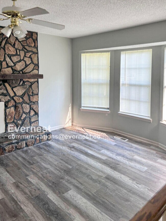 Foto del edificio - 5576 Dug Hollow Rd