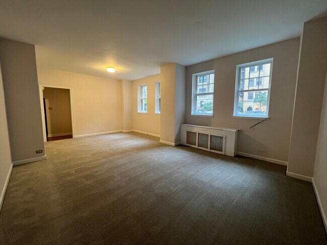 Building Photo - 421 W Melrose St