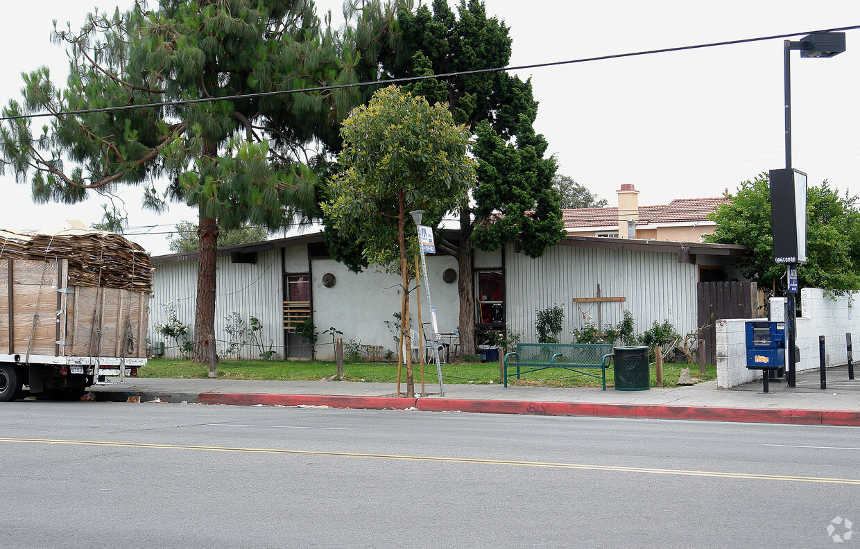 Primary Photo - 2718 Mcfadden Ave