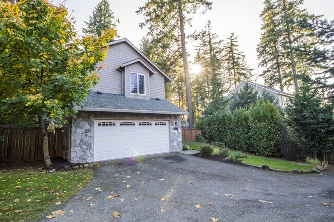Building Photo - Charming 3 Bedroom Home Available!