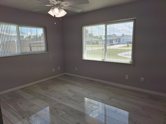 Building Photo - 573 SE Floresta Dr