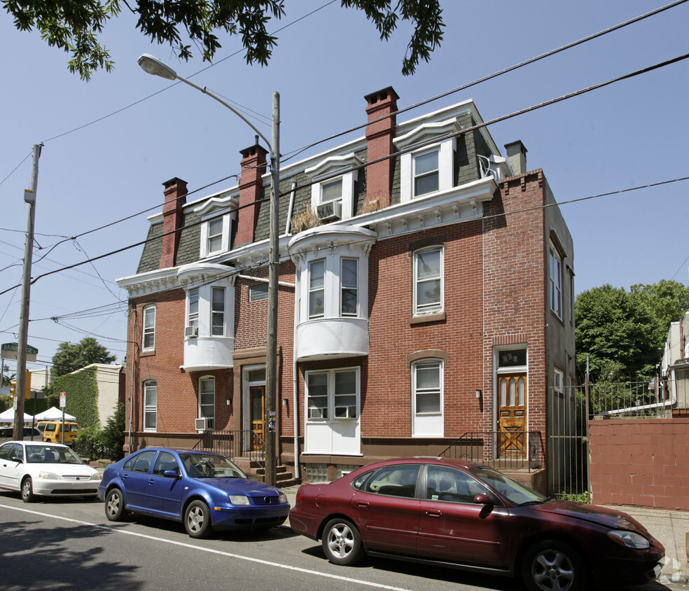 Building Photo - 2201 Bainbridge St