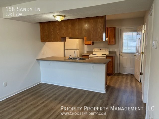 Building Photo - 3 BR/1.5 Townhome in Broadway