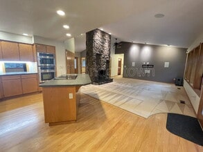 Building Photo - 11011 S Southridge Dr