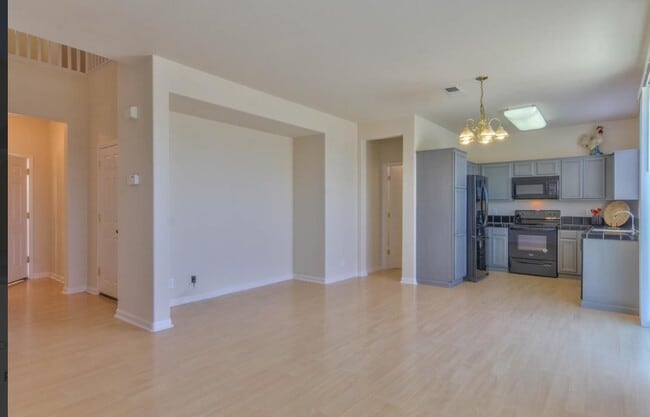 Building Photo - 680 Gardenia Pl