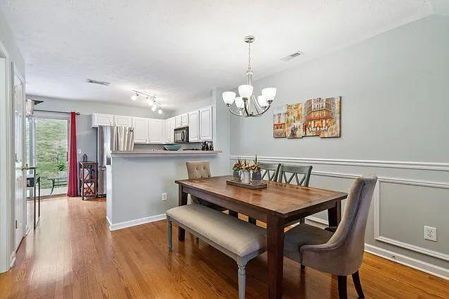 Foto del edificio - Move-In Ready Townhouse in Prime Location ...