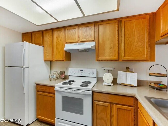 Building Photo - 164 N 74th St