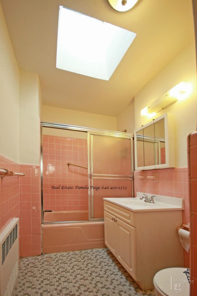 Building Photo - 2401 19th St