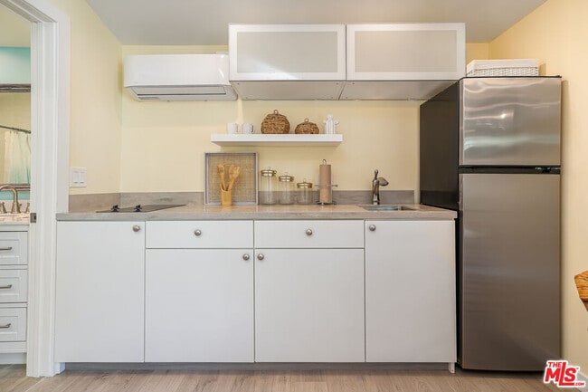 Building Photo - 777 El Medio Ave