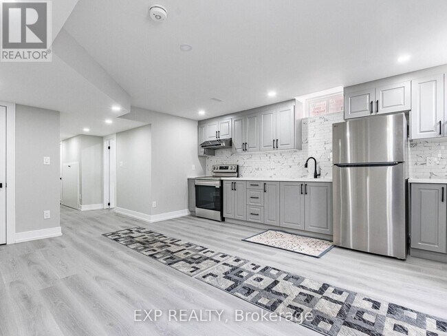 Building Photo - 7 Fascination St