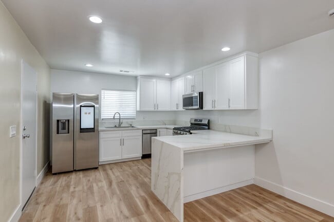 Foto del edificio - 2111 Tulare St