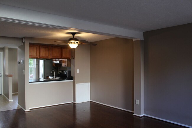 Building Photo - Well-Maintained 2 bedroom, 1 bath townhous...