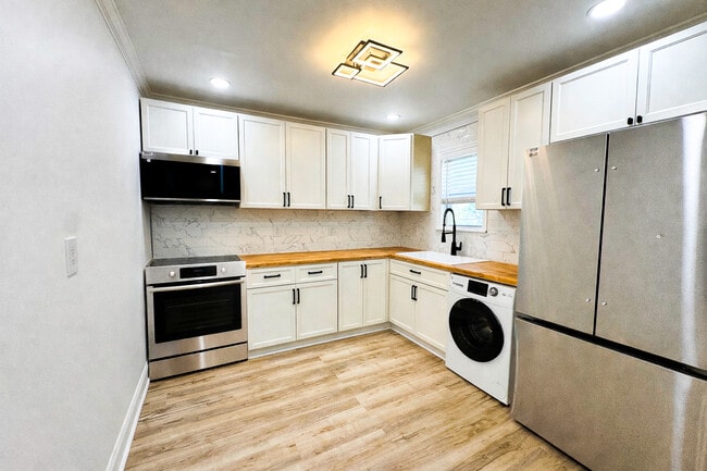 Building Photo - 711 W 44th St