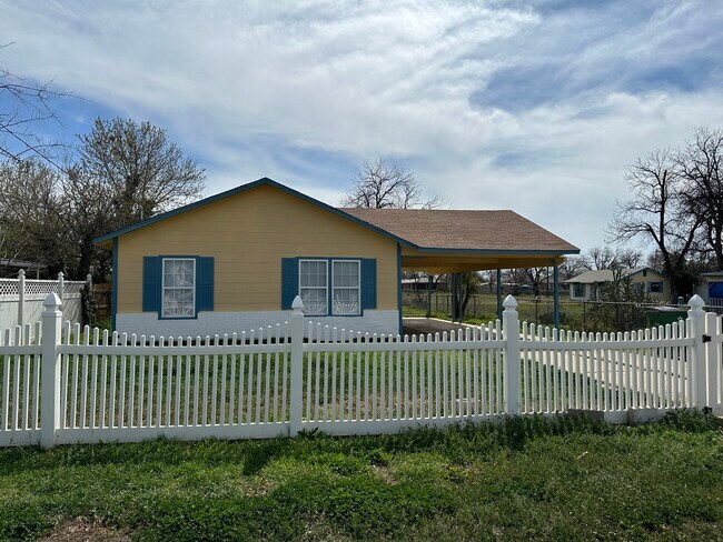Building Photo - 615 Era Ave