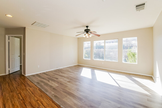 Foto del edificio - 4028 Portola Drive, Palmdale, CA, 93551