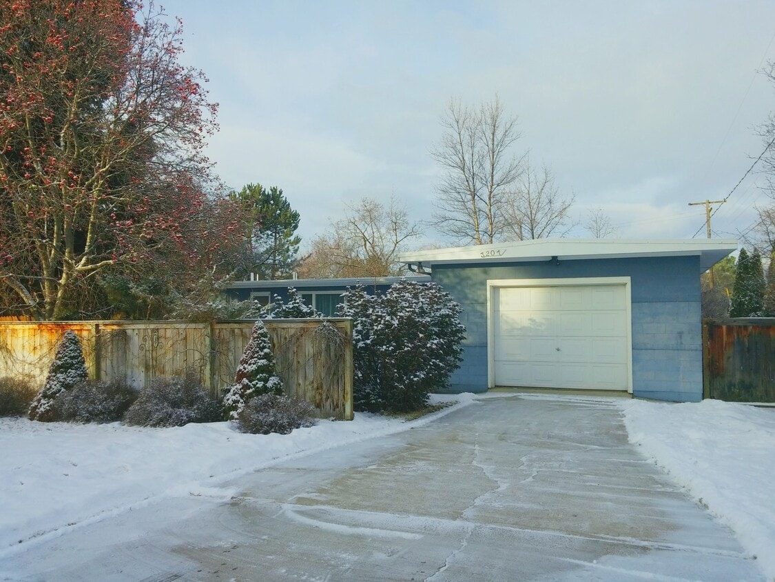 Primary Photo - Ranch Style Home in the Lewis and Clark Area