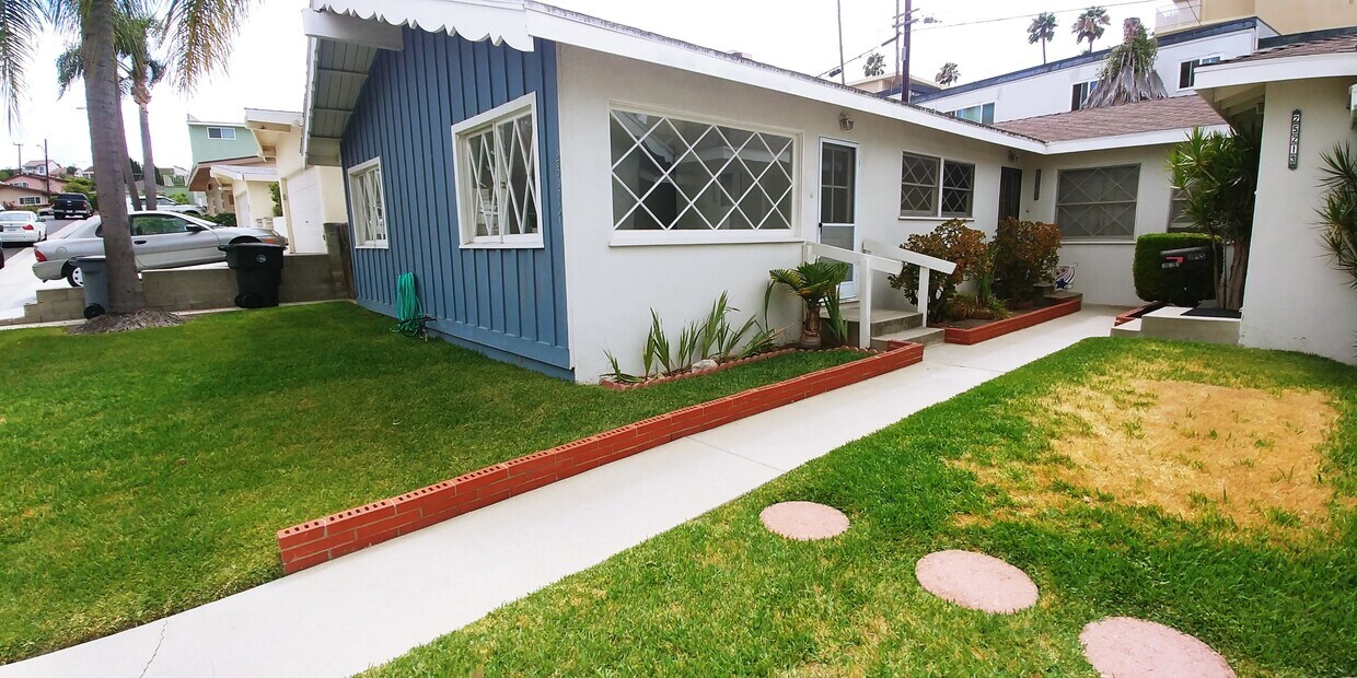 Front entry to triplex - 25217 Loytan St