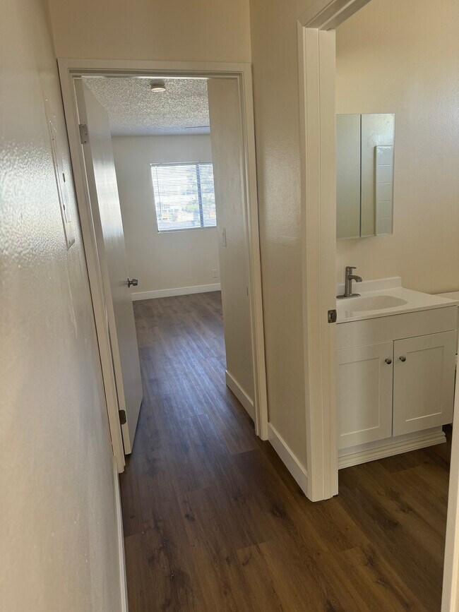 Pasillo que conduce al segundo dormitorio. - 12500 Fonthill Ave