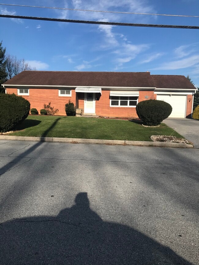 Building Photo - 625 E Queen St