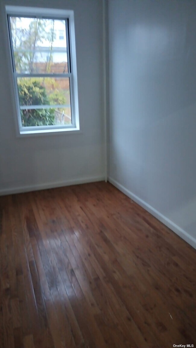 304 Jericho Turnpike Unit 1st FL, Floral Park, NY 11001 Room for Rent