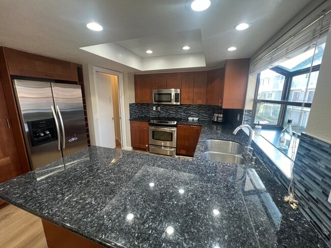 Building Photo - Beautiful 3 bed 2.5 bath Townhouse in Campbell with AC. This is a must see.