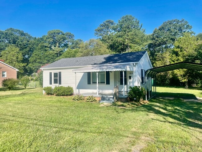 Building Photo - Rose213 in Mount Holly’s Catawba Heights area is a well-maintained 2-bedroom, 1-bath home