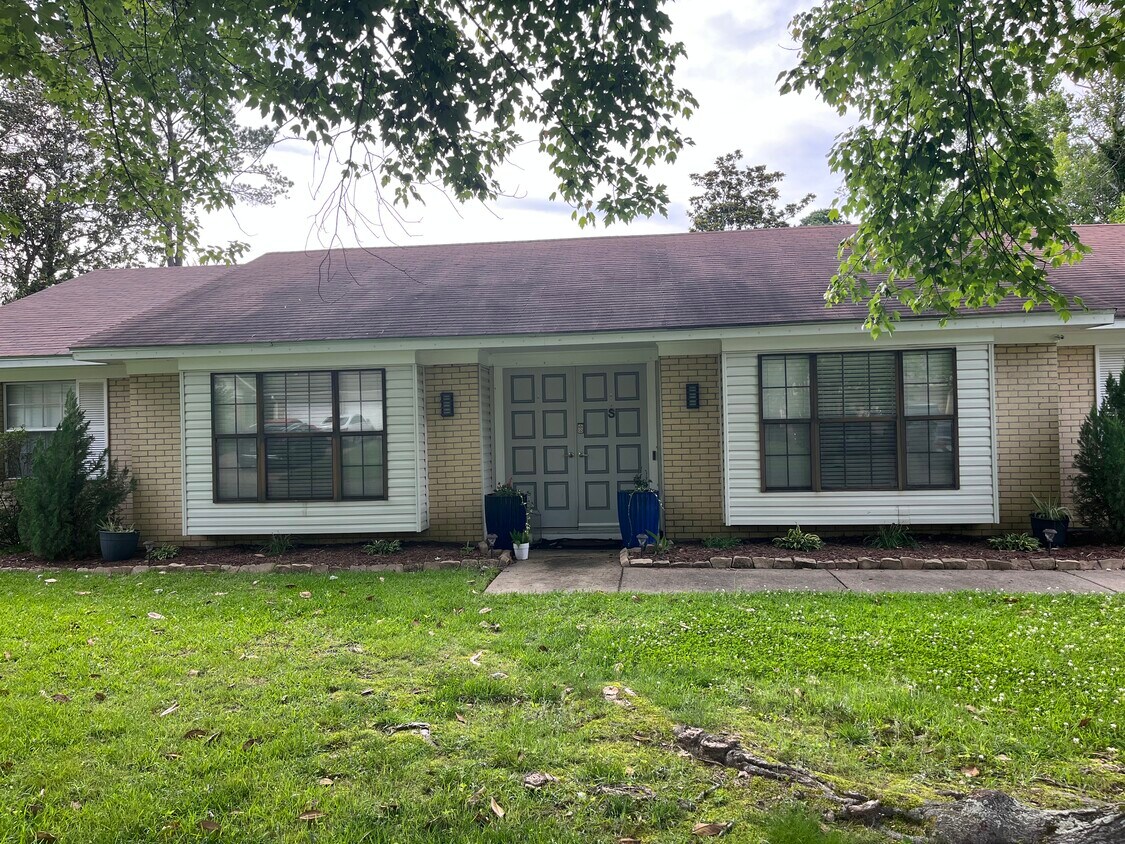 Foto principal - 1211 Cliffdale Dr