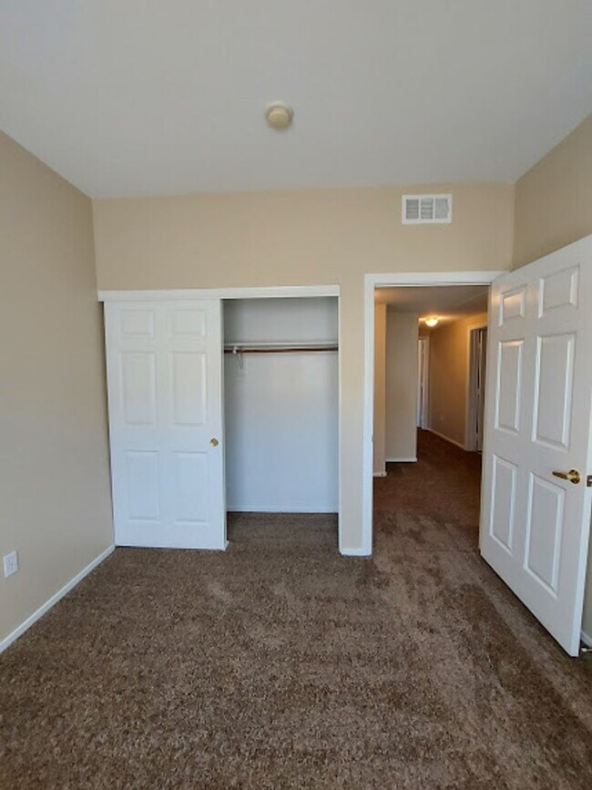 Foto del edificio - Three bedroom unit on the 2nd floor of gated SE community with pool/spa