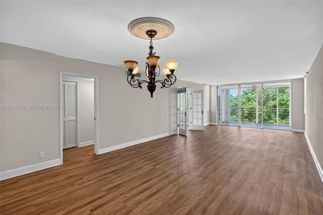 Foto del edificio - 4015 W Palm Aire Dr