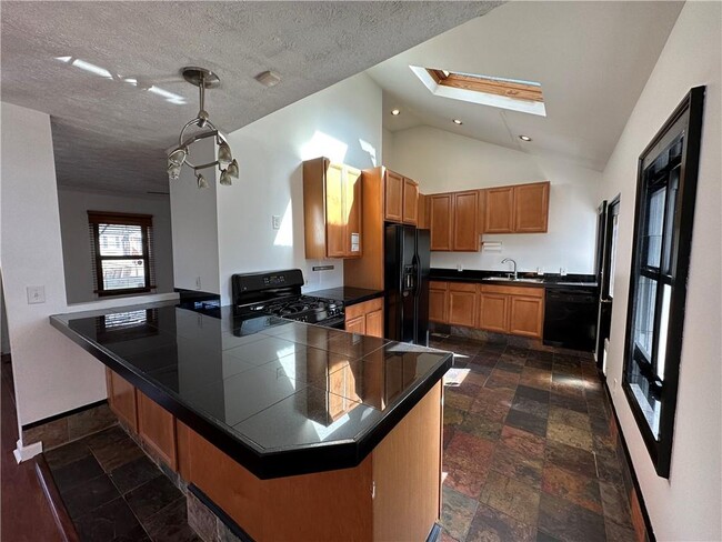 Building Photo - 810 Mimosa Dr SE