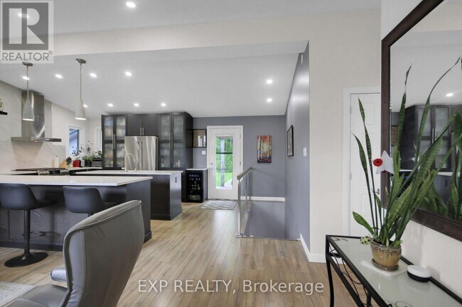 Building Photo - 1447 Maxime St