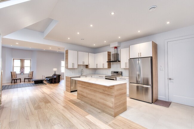 Building Photo - 3478 Av. du Parc